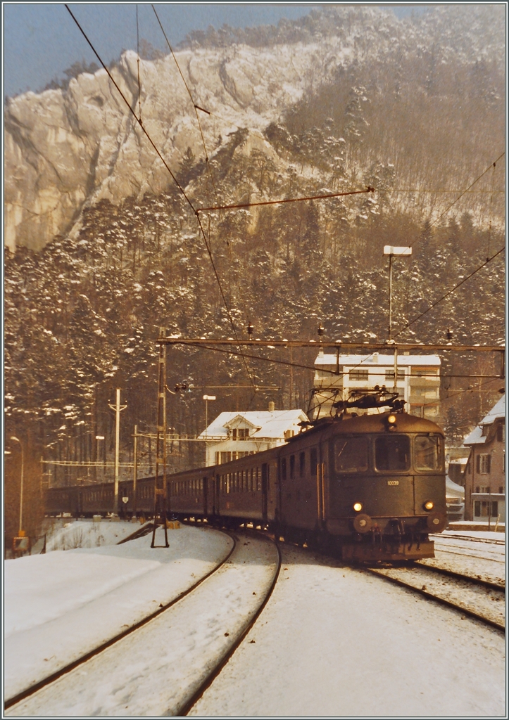 Die SBB Re 4/4 I 10039 erreicht mit ihrem Schnellzug Basel - Biuel /Bienne Moutier.
17. Jan. 1985