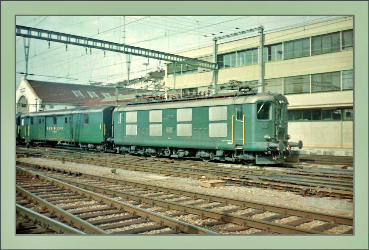Die SBB Re 4/4 I 10026 erreicht Lausanne.
März 1994