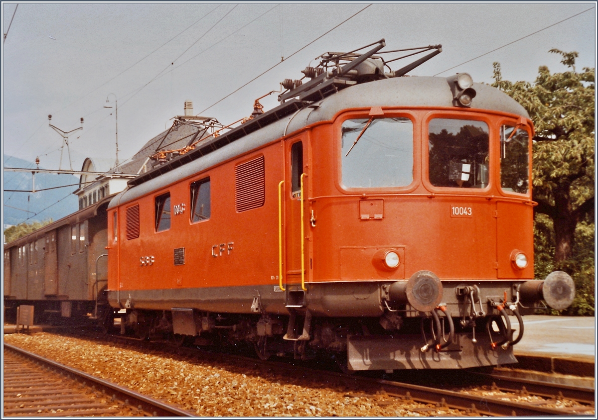 Die SBB Re 4/4 I 10043 in Grenchen Nord, die erste ihrer Art in Rot aber noch ohne weisse Zierlinie. 

14. Sept. 1984