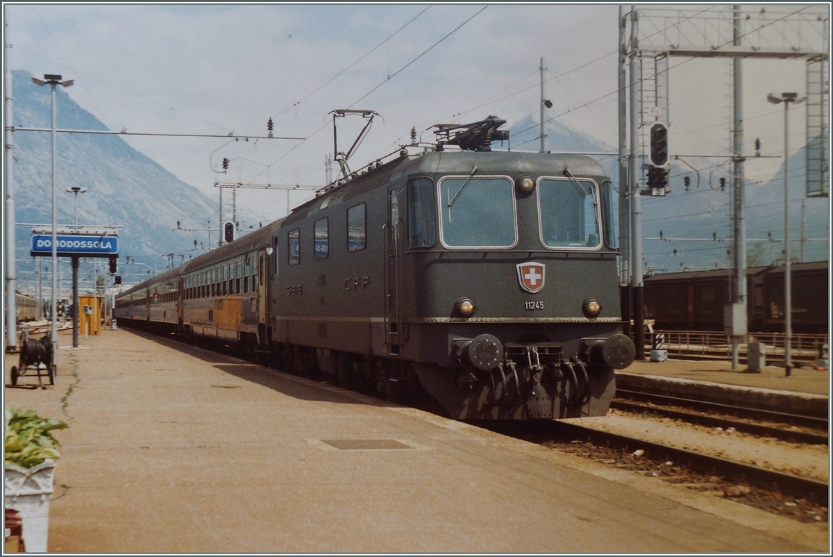 Die SBB Re 4/4 II 11245 erreicht mit dem Schnellzug 329 Domodossola.
24. Mai 1984