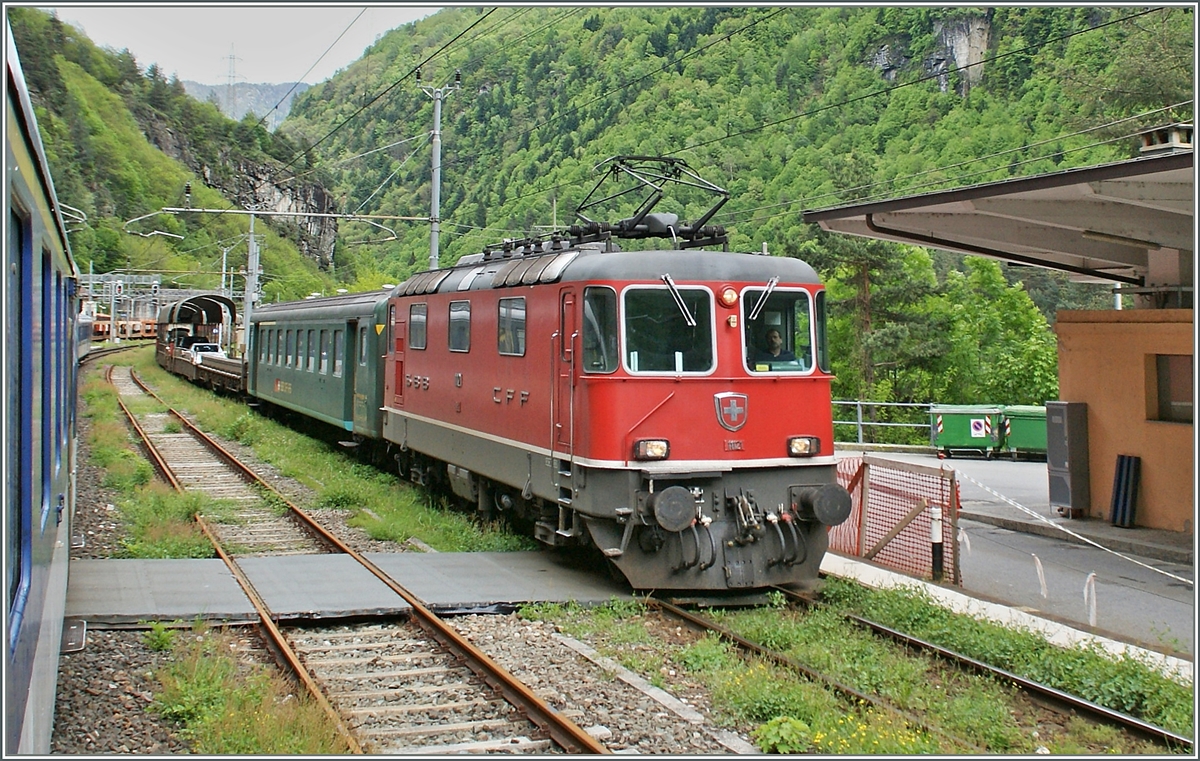 Die SBB Re 4/4 II 11121 mit eine Autotunnelzug wartet in Iselle auf die Abfahrt.
22. Mai 2013