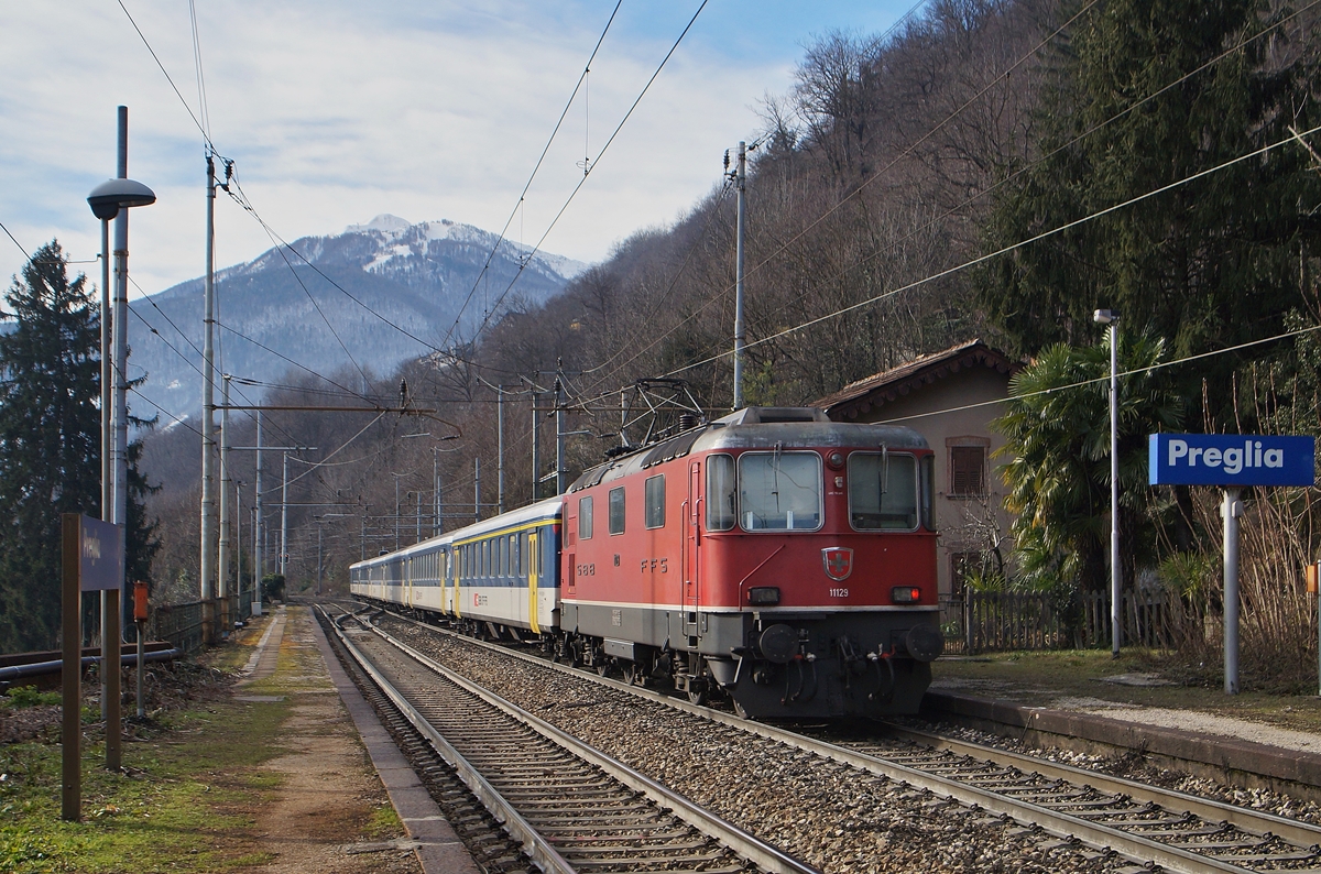 Die SBB Re 4/4 II 11129 schiebt ihren IR 3317 bei Preglia Richtung Domodossola. 27. Jan. 2015
