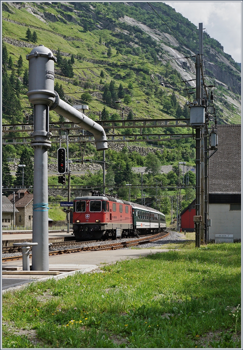 Die SBB Re 4/4 II 11194 erreicht mit ihrem IR 2430 von Locarno nach Zürich HB nach der Fahrt durch den Gotthardtunnel Göschenen. 21. Juli 2016