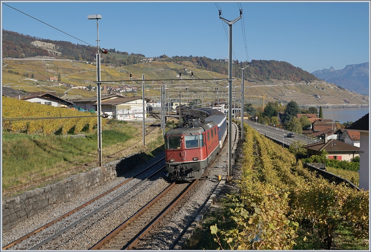 Die SBB Re 4/4 II 11156 (und am Zugschluss eine weitere) sind mit einem Dispo Zug Richtung Lausanne bei Cully unterwegs.
einen lieben Gruss 
Stefan