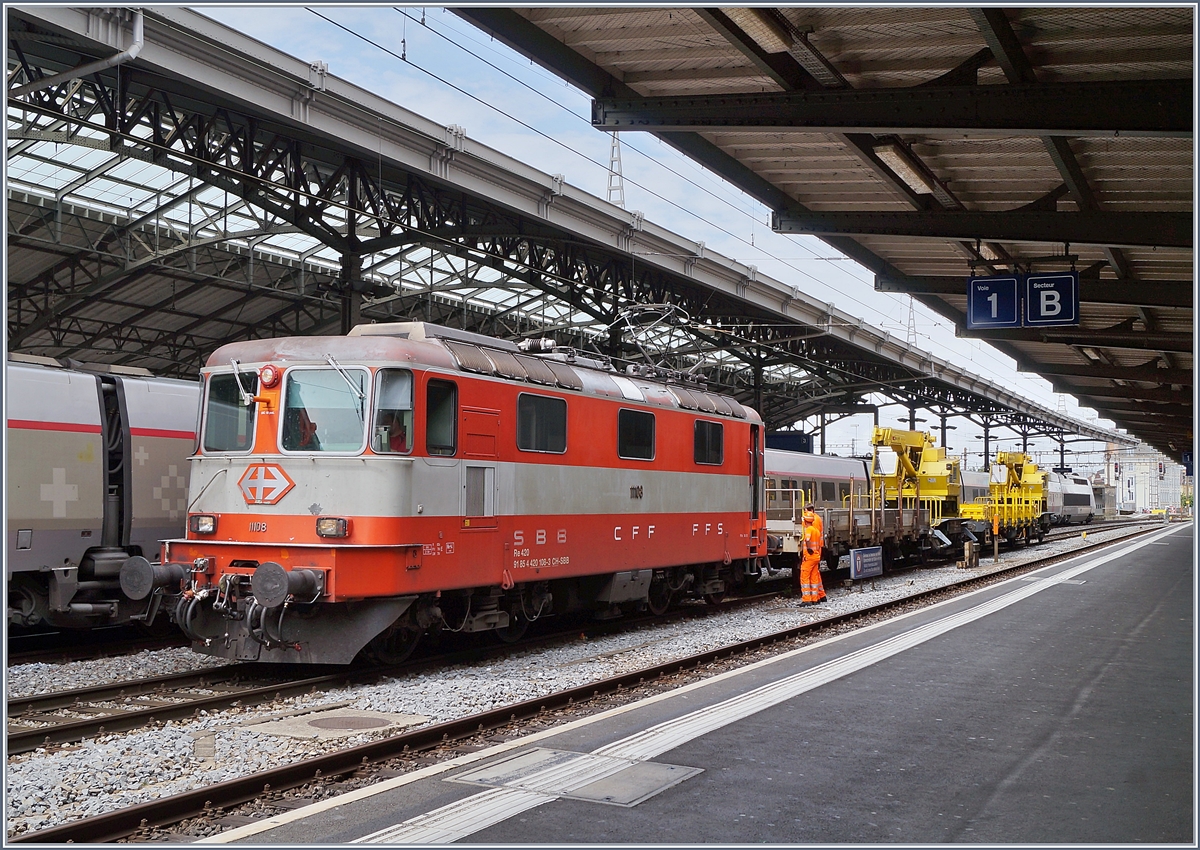 Die SBB Re 4/4 II 11108 (UIC 91 85 4 420 108-3 CH-SBB) ist mit einem kurzen Bauzug in Lausanne eingetroffen.
7. Juni 2018