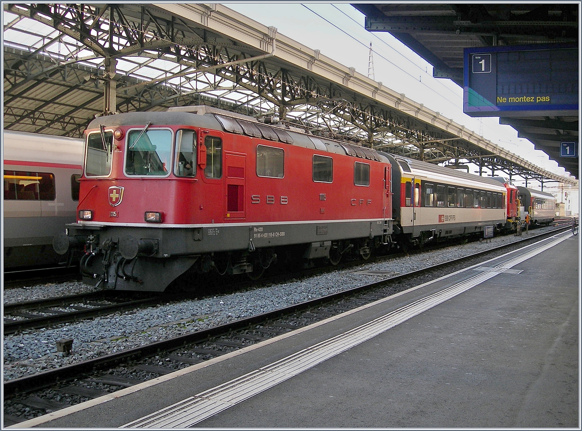 Die SBB Re 4/4 II 11115 auf Probefahrt, die dem neuen Tm 234 dienen, beim Halt in Lausanne. 18. Dez. 2018 