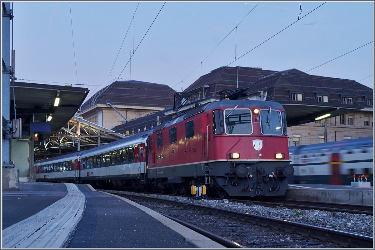 Die SBB Re 4/4 II ist in der Morgendämmerung mit ihrem IR 1556 von Neuchâtel in Lausanne eingetroffen.

20. Feb. 2019