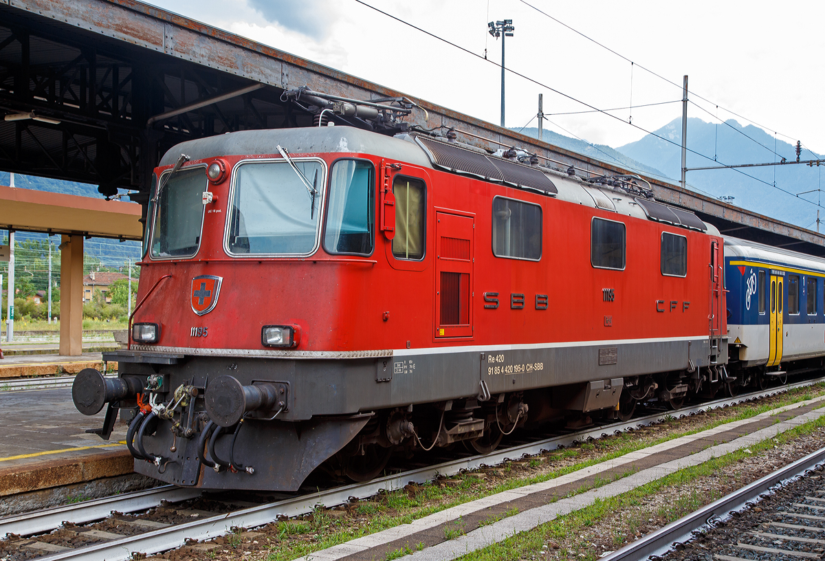 Die SBB Re 4/4 II – 11195 (2. Serie) bzw. SBB 420 195-0 (91 85 4 420 195-0 CH-SBB) mit einem Einheitswagen I-Pendel (EW I), Regionalzug nach Brig, am 05.08.2019 im Bahnhof Domodossola.

Die Re 4/4II ist eine vierachsige, viermotorige Lokomotive auf zwei Drehgestellen. Die Radsätze sind über Schraubenfedern am Drehgestellrahmen abgestützt. Das Drehgestell ist sekundär mit Schraubenfedern (ursprünglich Gummifedern) tief angehängt am Lokomotivkasten abgestützt. Die Zugkraftübertragung erfolgt über Tiefzugstangen von den Drehgestellen an den Lokomotivkasten.

Um einen besseren Kurveneinlauf des nachlaufenden Drehgestells zu ermöglichen, wurde zwischen den zwei Drehgestellen eine elastische Querkupplung eingebaut.

Diese Lokomotiven der zweiten Bauserie (11156–11349 und 11371–11397) haben zwei Einholmstromabnehmer und sind mit 15.410 mm (bei gleichem Drehgestellabstand) einen halben Meter länger als die Lokomotiven der 1. Serie. Die Stirnwände der Lokomotiven der 2. Serie sind etwas stärker geneigt als diejenigen der 1. Serie.

TECHNISCHE DATEN (2.Serie):
Spurweite:  1.435 mm (Normalspur)
Achsfolge:  Bo'Bo'
Hersteller: SLM / BBC / MFO / SAAS 
Dienstgewicht: 84 t (mit Klimaanlage)
Länge über Puffer: 15.410mm 
Drehzapfenabstand:  7.900 mm
Achsabstand im Drehgestell: 2.800 mm
Treibraddurchmesser:  1.235 mm
Breite:  2.970 mm
Höhe:  4.500 mm
Leistung: 4.700 kW (6.320 PS)
Stundenzugkraft: 167 kN
Anfahrzugkraft: 255 kN
Höchstgeschwindigkeit: 140 km/h
Stromsystem:  15 kV, 16,7 Hz AC