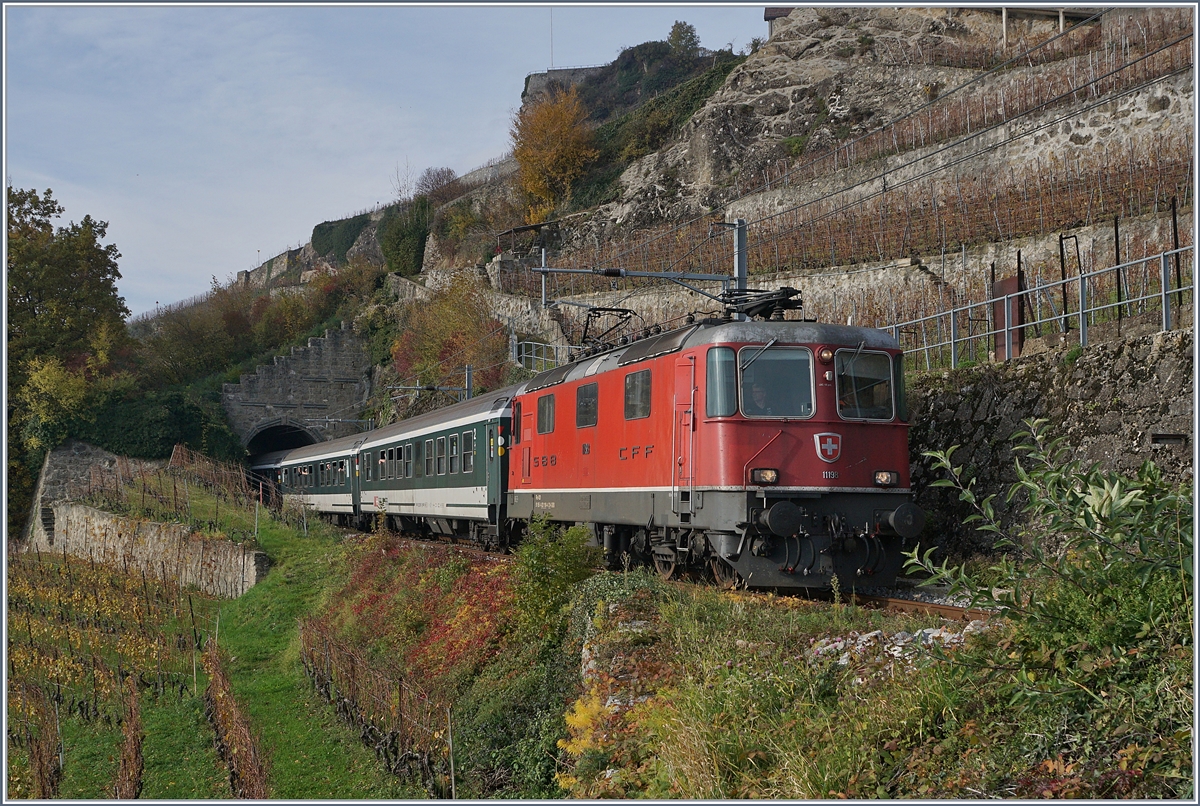 Die SBB Re 4/4 II 11198 mit eine Fussball Fan Extrazug von Bern nach Sion auf der  Trains des Vignes  Strecke zwischen Chexbres Village und Vevey. 

24. Nov. 2019