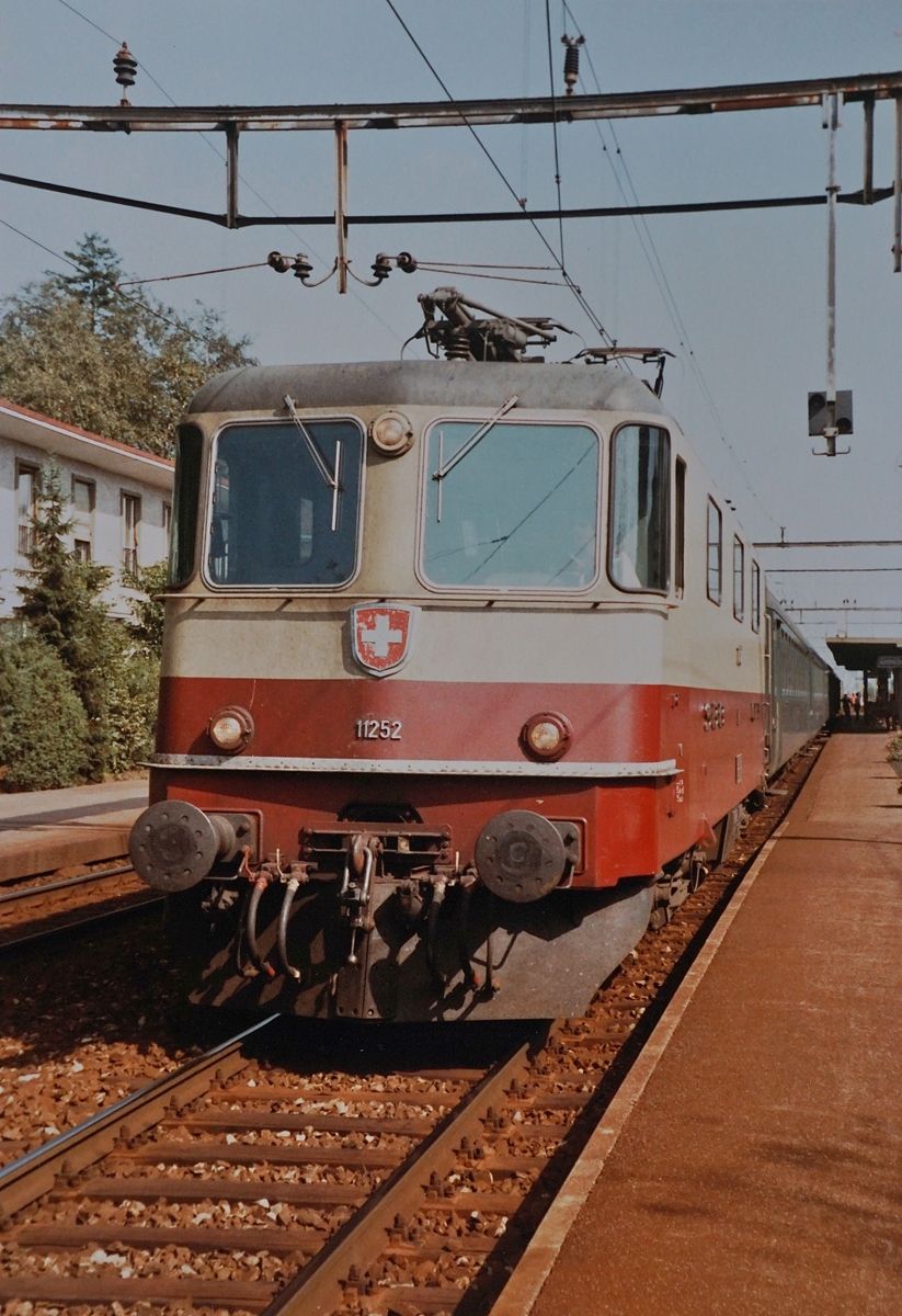 Die SBB Re 4/4 II 11252 mit dem Schnellzug 526 Richtung Lausanne beim Halt in Grenchen Süd. 

8. Okt. 1984