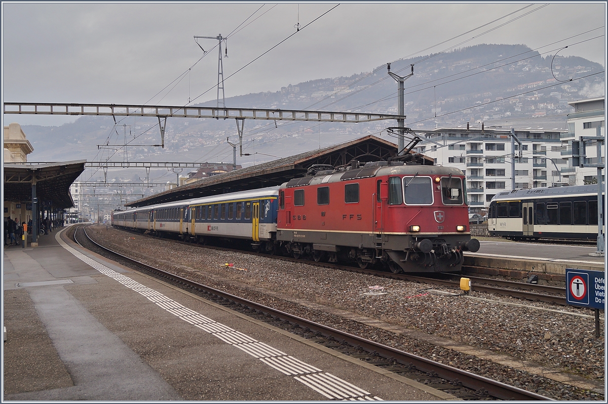 Die SBB Re 4/4 II 11197 (und am Zugschluss die Re 4/4 II 11194) mit einem Dispozug in einem IR90 Umlauf beim Halt in Vevey. 

30. Jan. 2020

 