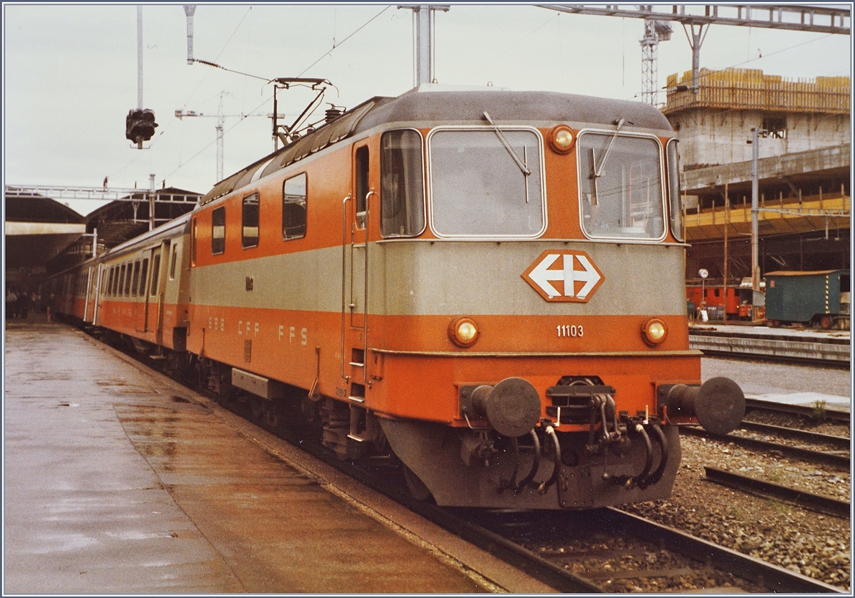 Die SBB Re 4/4 II 11103 wartet mit einem EW III Pendelzug in Luzern auf die Abfahrt nach Zürich. 

Analogbild vom Sommer 1987