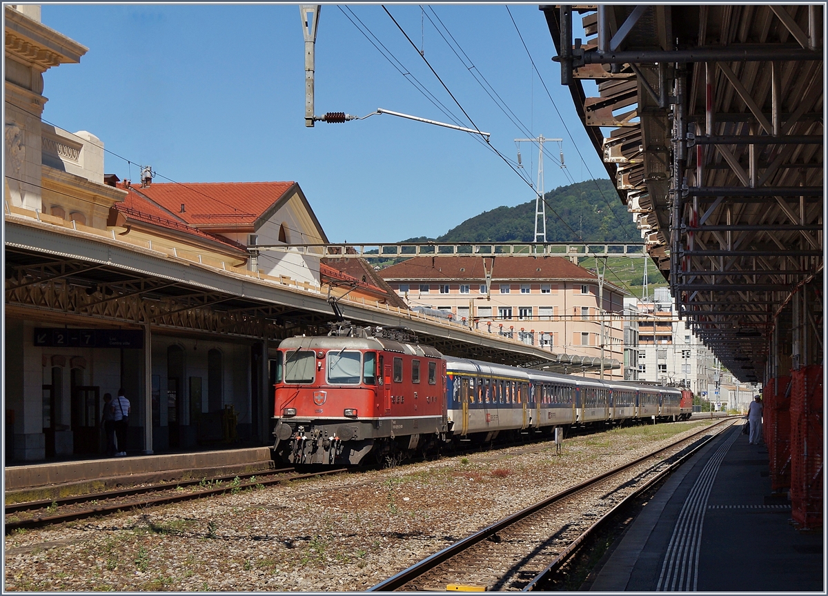 Die SBB Re 4/4 II 11195 (und einer weiteren an der Zugsspitze) verlassen Vevey mit ihrem Dispo Zug in einem IR 90 Umlauf. 

30. Juni 2020