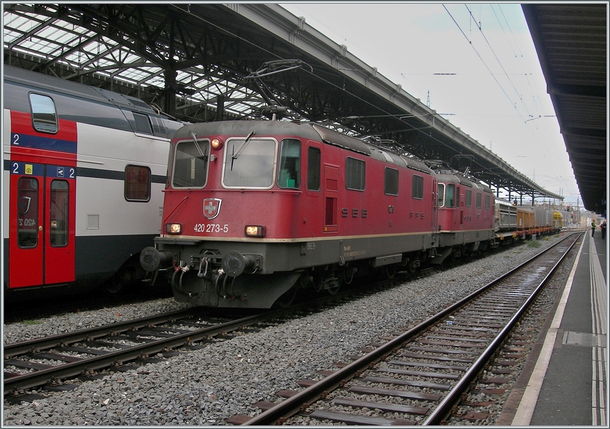 Die SBB Re 4/4 II 11273 (Re 420 273-5) und Re 4/4 II 11269 (Re 420 269-3) in Vielfachsteuerung warten mit ihrem Güterzug in Lausanne die Überholung ab, um dann ihre Fahrt in Richtung Villeneuve fortzusetzten.

2. Dez. 2024