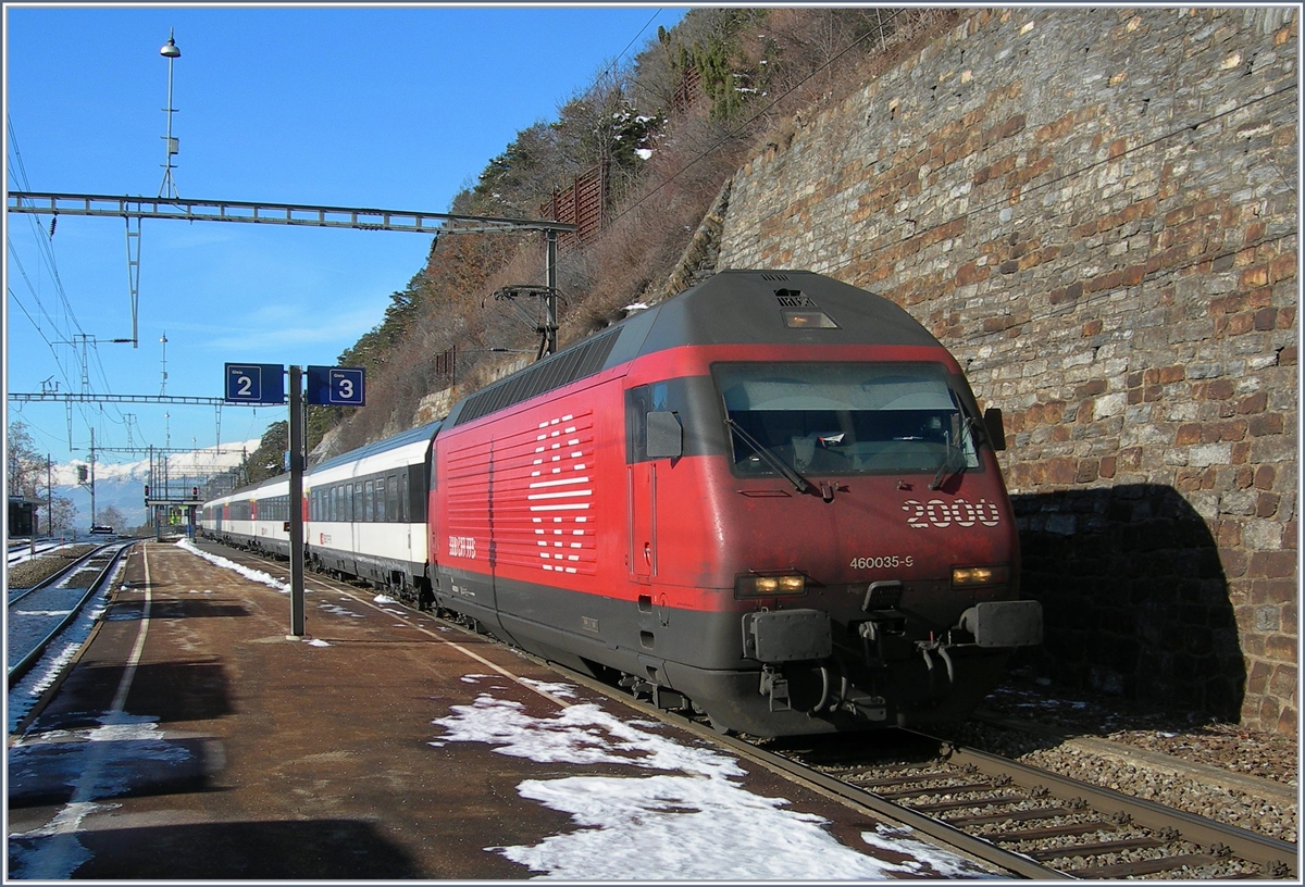 Die SBB Re 460 035-9 mit einem IC auf der Fahrt Richtung Brig bei der Durchfahrt in Hohtenn.
29. Jan. 2007