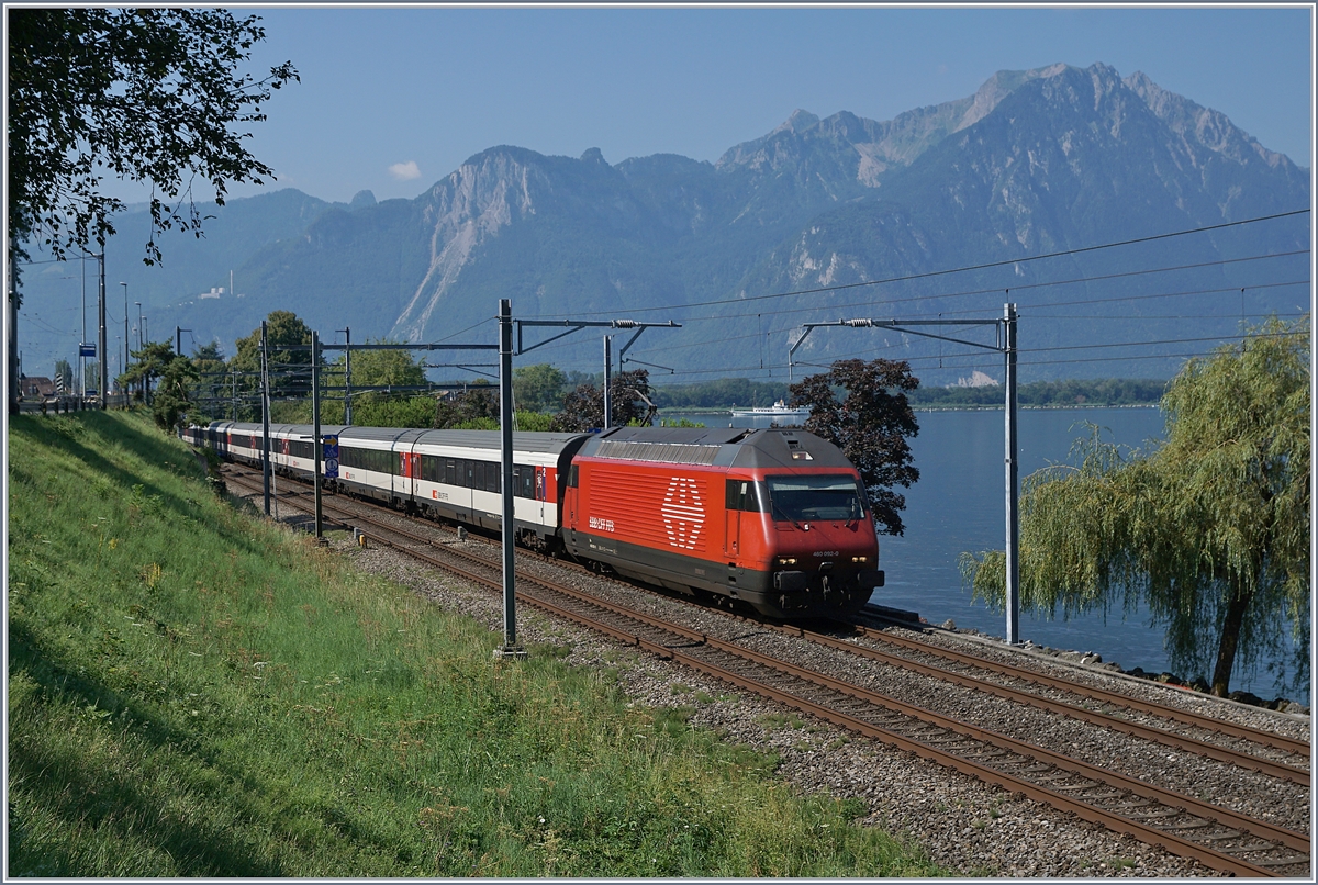 Die  SBB Re 460 062-0 mit einem IR nach Genève Aéroport und im Hintergrund leider halb verdeckt und klein, ein Dampfschiff bei Villeneuve. 
3. August 2018