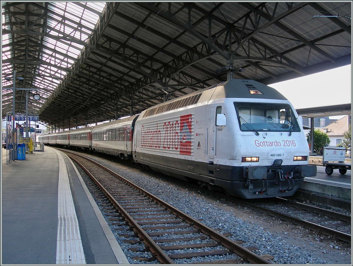 Die SBB Re 460 098-7  Bodio  wirbt für die Verbindung durch den Gotthard ab 2016.
Lausanne, den 9. Juli 2015