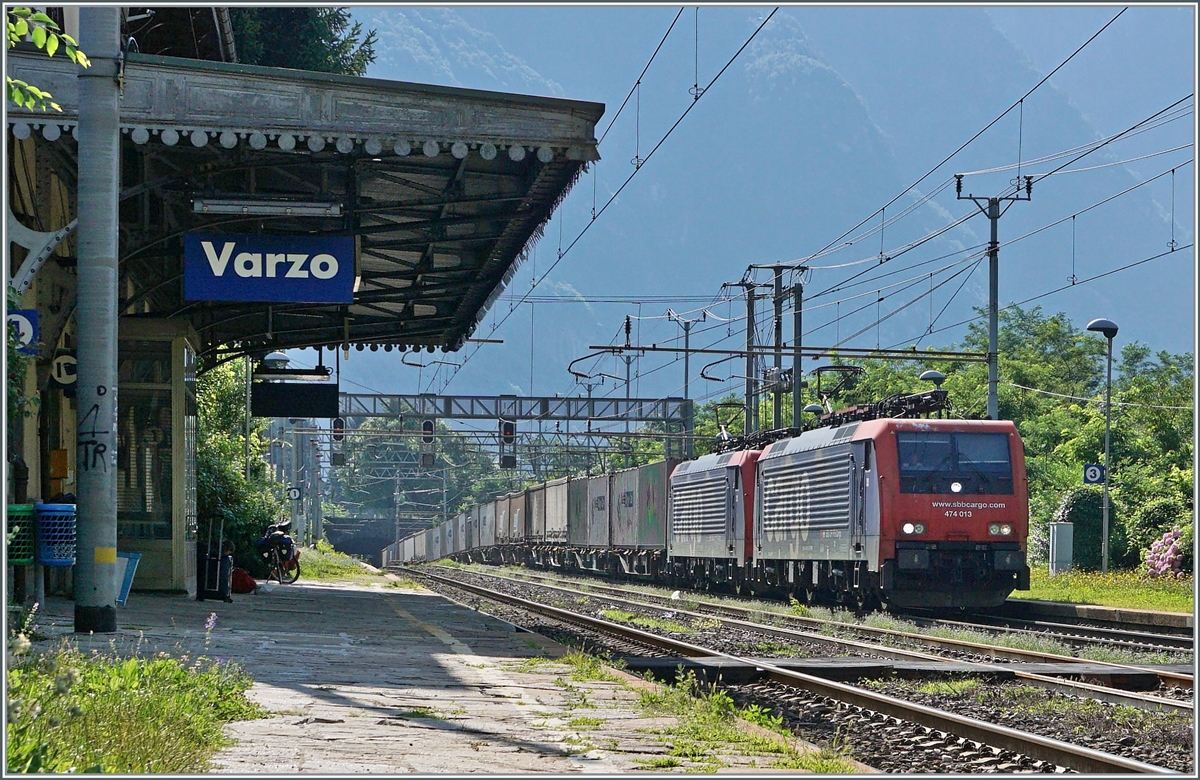 Die SBB Re 474 013 und eine weitere sind (bei kräftigem Gegenlicht) mit einem Güterzug Richtung Brig bei Varzo unterwegs. 

21. Juli 2021