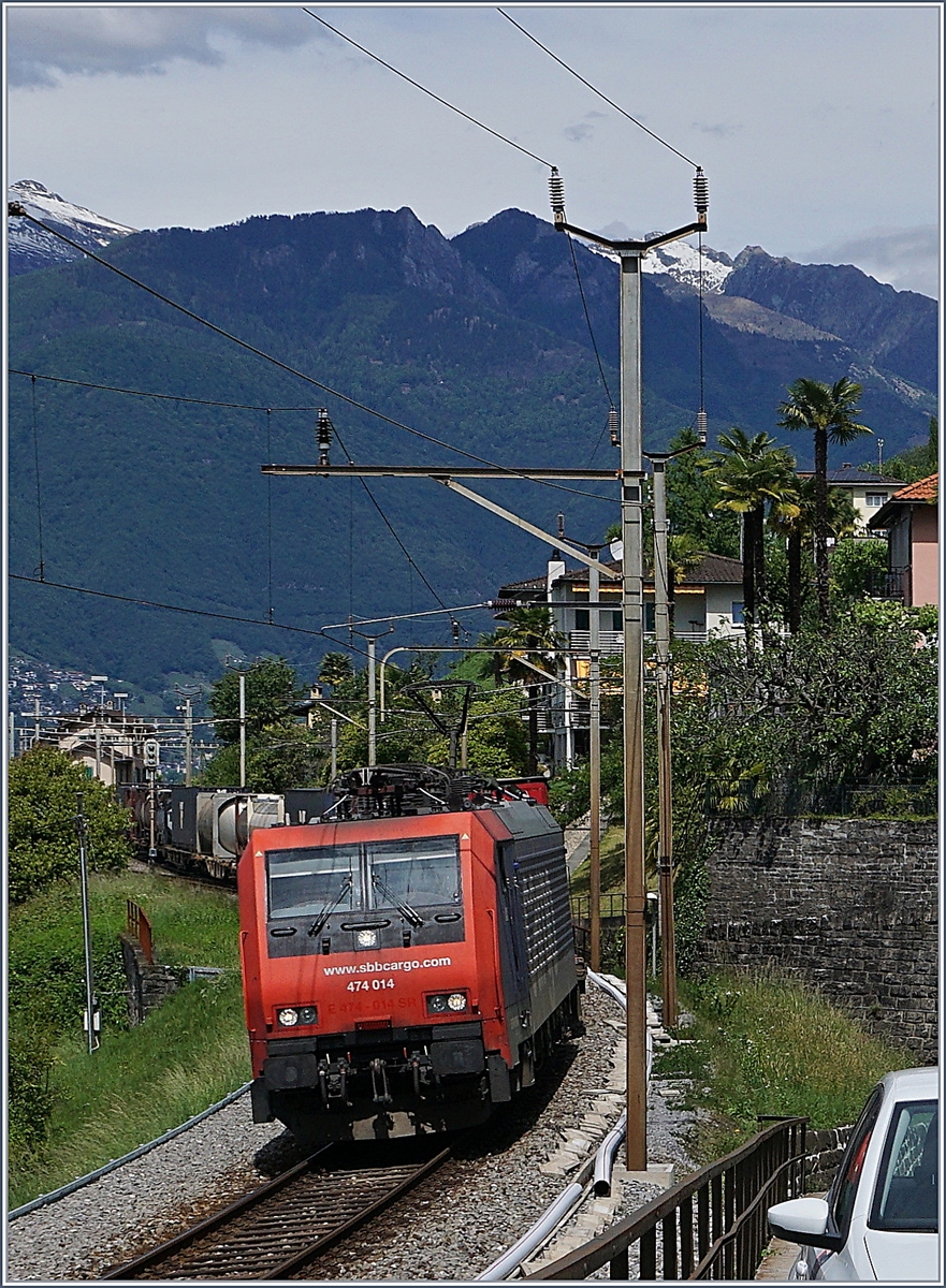 Die SBB Re 474 014 mit einem Güterzug bei San Nazzaro.
20. Mai 2017 