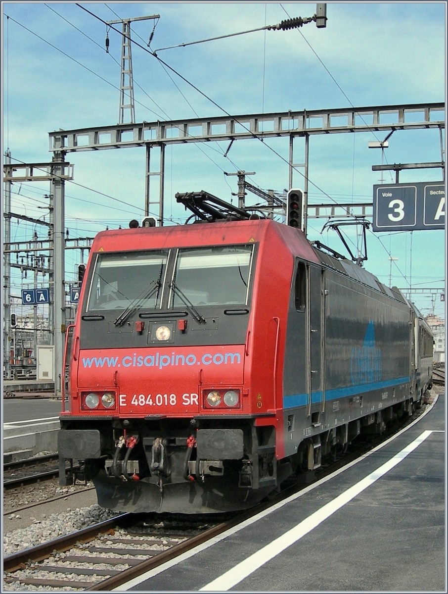 Die SBB Re 484 018 in CIS Farben erreicht mit einem, CIS EC Genève.
31. März 2007