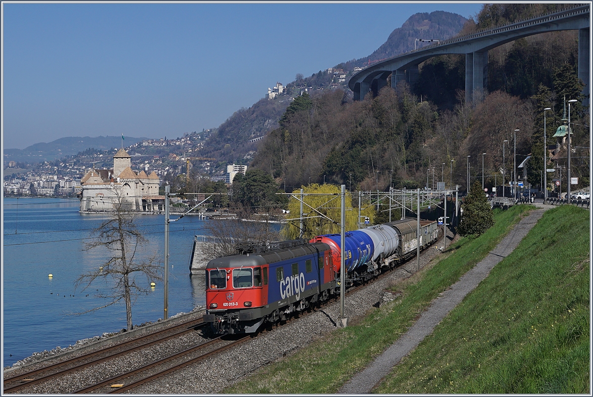 Die SBB Re 620 013-3 mit einem Güterzug beim Château de Chillon.

29. März 2019