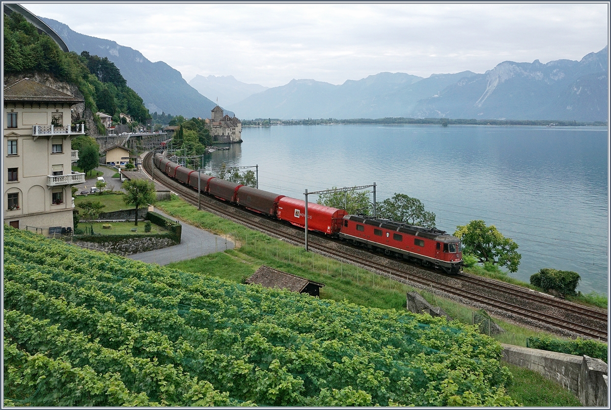 Die SBB Re 620 017-4 mit dem Novelis Güterzug Sierre - Singen - Göttingen beim Château de Chillon.
28. August 2017