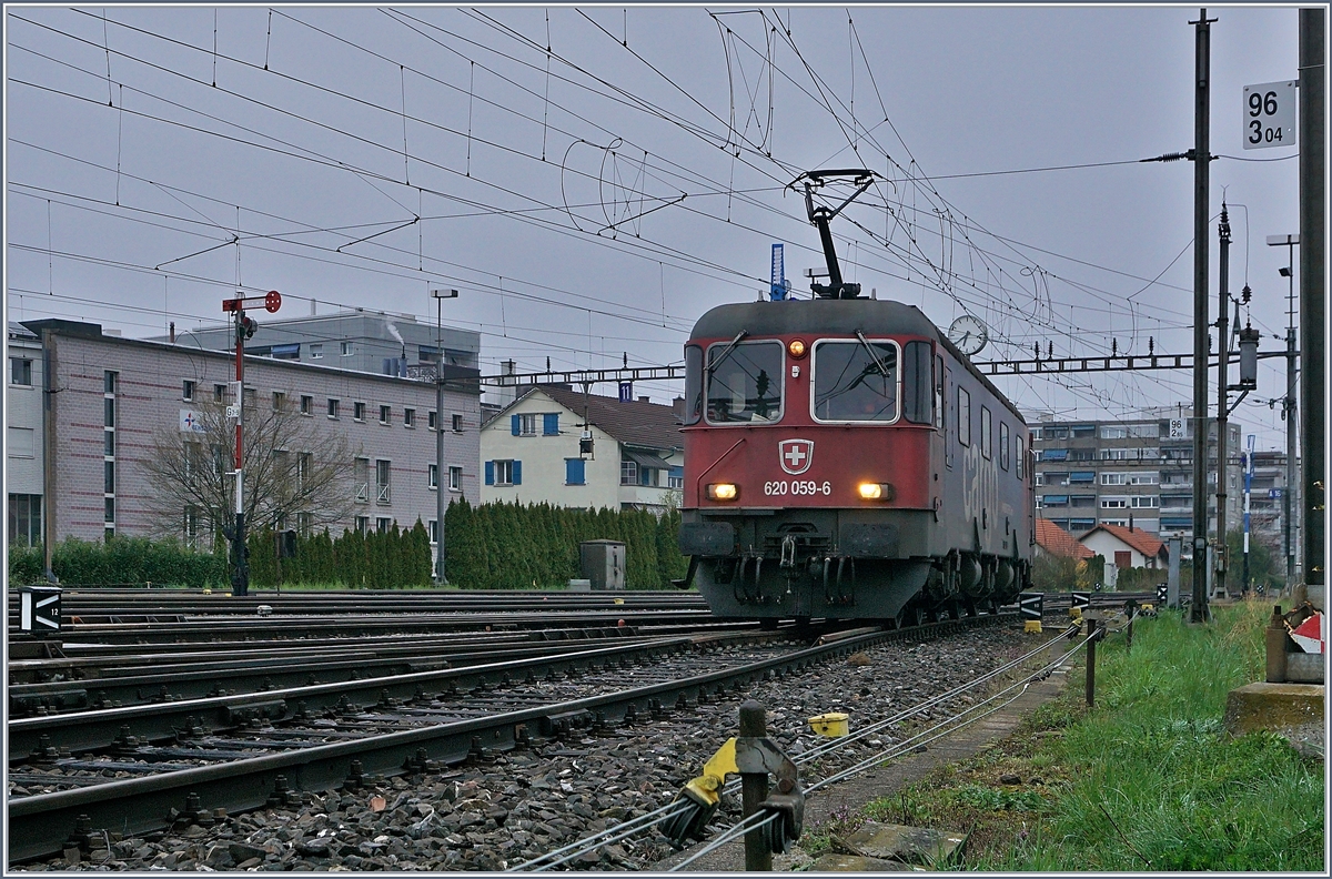 Die SBB Re 620 059-6 ist auf dem Weg  zu ihrem Zug, der im Rangierbahnhof von Biel auf Gleis 1 wartet. 

5. April 2019