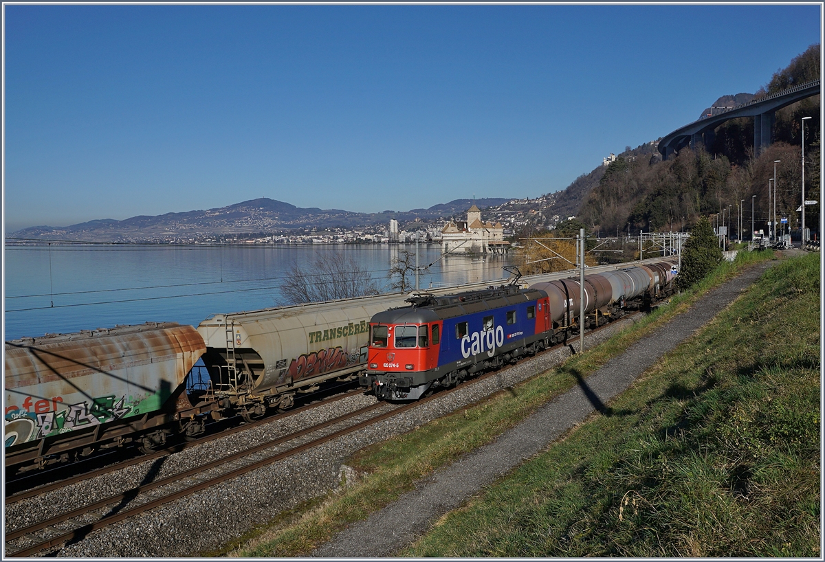 Die SBB Re 620 074-5  Murgental  mit einem Güterzug kurz vor Villeneuve. 

7. Februar 2020