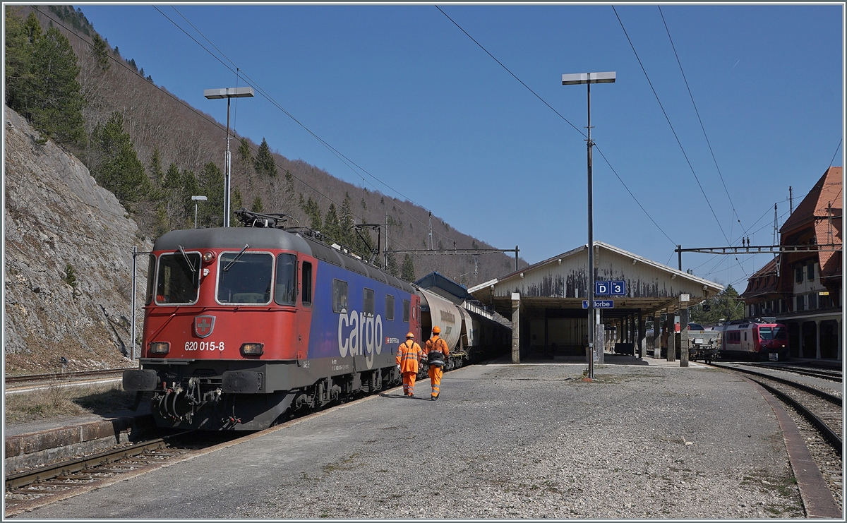 Die SBB Re 6/6 11615 (Re 620 015-8)  Kloten  ist mit dem (leeren)  Spaghetti -Zug aus Domo II in Vallorbe angekommen und wird nun von einer SNCF Lok abgelöst, die mit dem Gegenzug ankommen wird.

24. März 2022