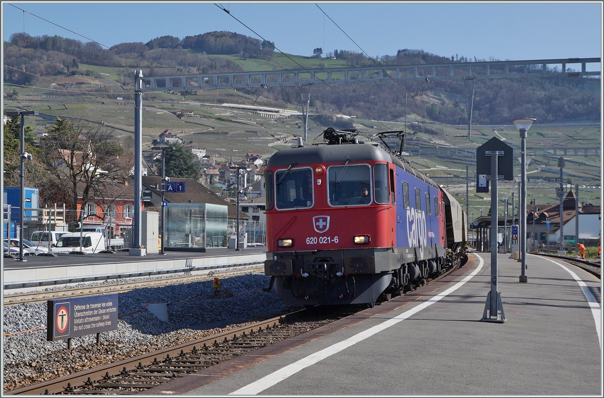 Die SBB Re 6/6 11621 (Re 620 021-6)  Taverne Toricella  ist mit dem leeren Spaghetti Zug auf dem Weg in Richtung Vallorbe und passiert gerade den im Umbau befindlichen Bahnhof von Cully. Das Gleis 1 ist diesem Tag wieder in Betrieb, doch das Gleis 3 rechts im Bild wird kurze Zeit nach dieser Aufnahme entfernt werden.

1. April 2021