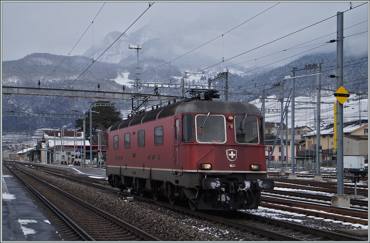 Die SBB Re 6/6 11624 bei der Durchfahrt in Aigle. 
2. Februar 2015