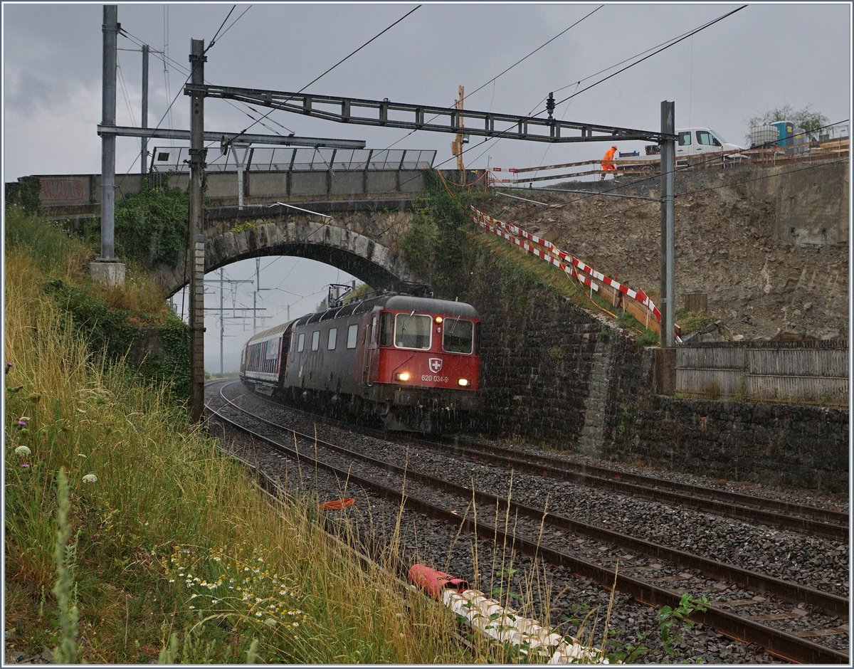 Die SBB Re 6/6 11634 (Re 620 034-8)  Aarburg Oftringen  erreicht mit ihrem Güterzug Cully, ein Bahnhof, dem umfangreiche Umbauarbeiten bevorstehen. 

3. August 2020