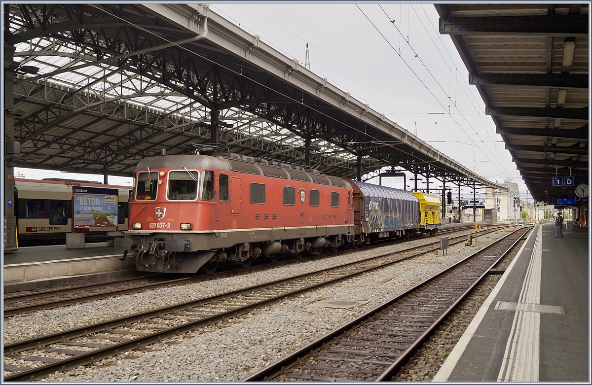 Die SBB Re 6/6 11637 (Re 620 037-2)  Sonceboz-Sombeval  mit einem kurzen Güterzug Richtung Wallis bei der Durchfahrt in Lausanne. 

29. April 2020