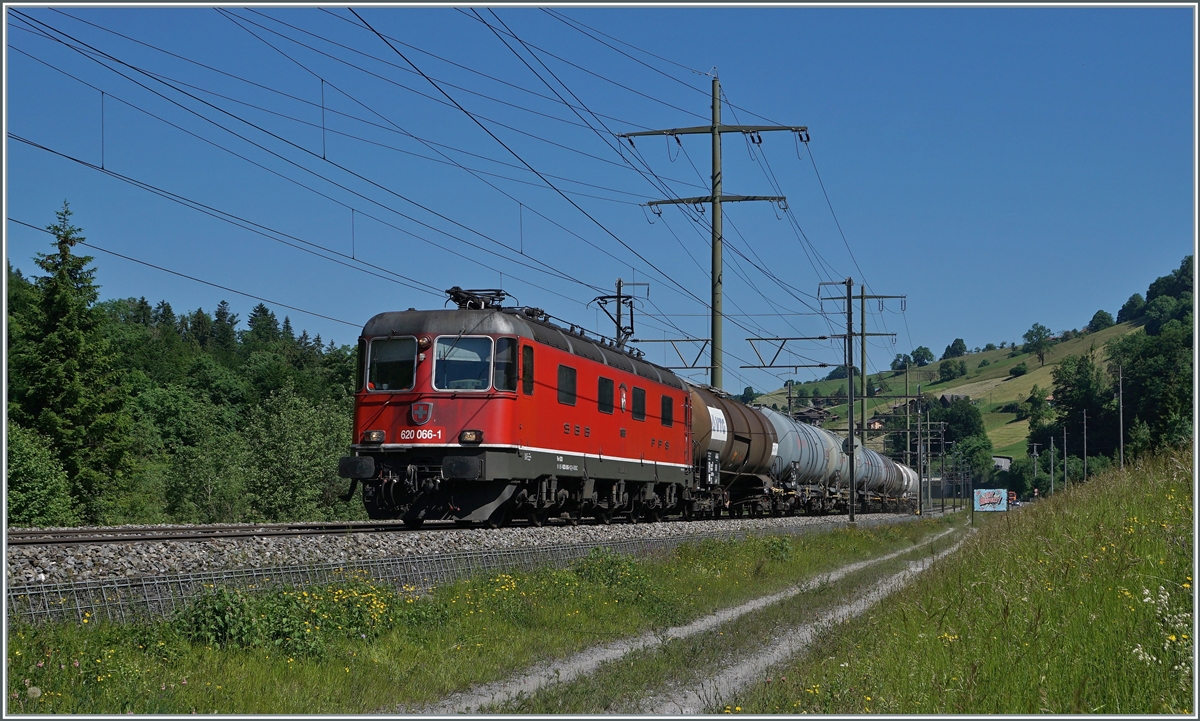 Die SBB Re 6/6 11666 / Re 620 066-1  Stein am Rhein  mit einem Güterzug bei Mülenen. 

14. Juni 2021
