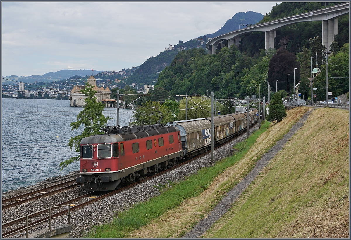 Die SBB Re 6/6 11685 (Re 620 085-1)  Sulgen  mit einem gemischten Güterzug bei Villeneuve. 24. Juli 2020