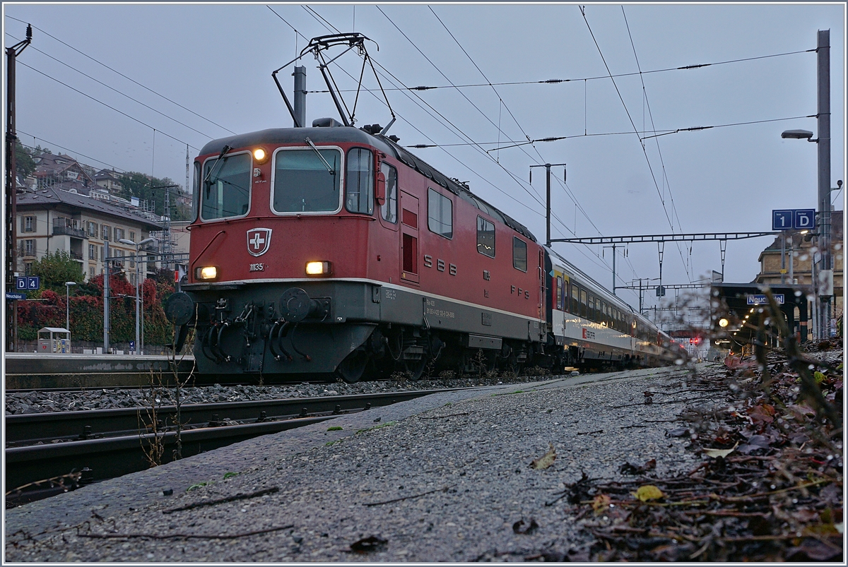 Die SBB Re4/4 II 11135 mit eine IR nach Lausanne wartet in der Zugausgangsstation auf die Abfahrt (7:22). 

29. Okt. 2019