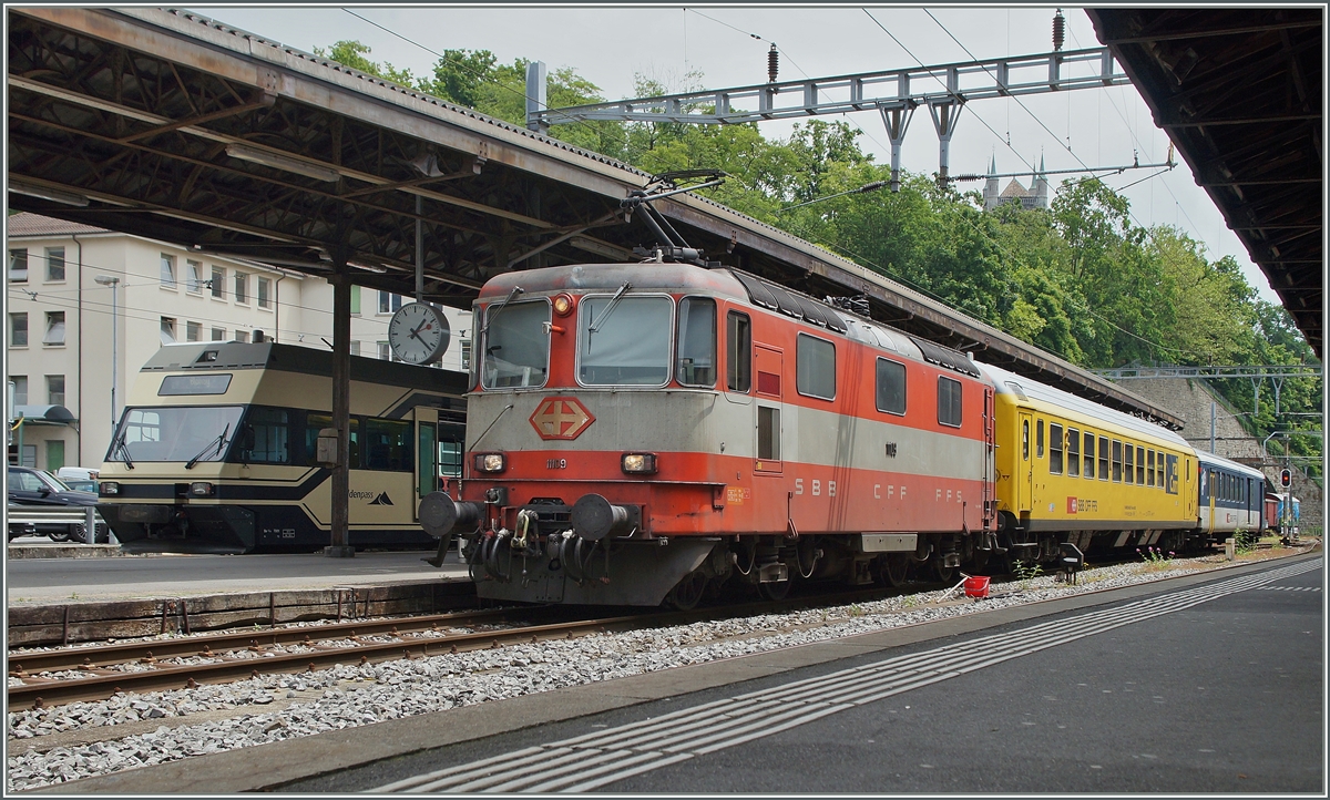 Die SBB  Swiss Express  Re 4/4 II 11109 mit einem Messzug in Vevey.
28. Mai 2014 