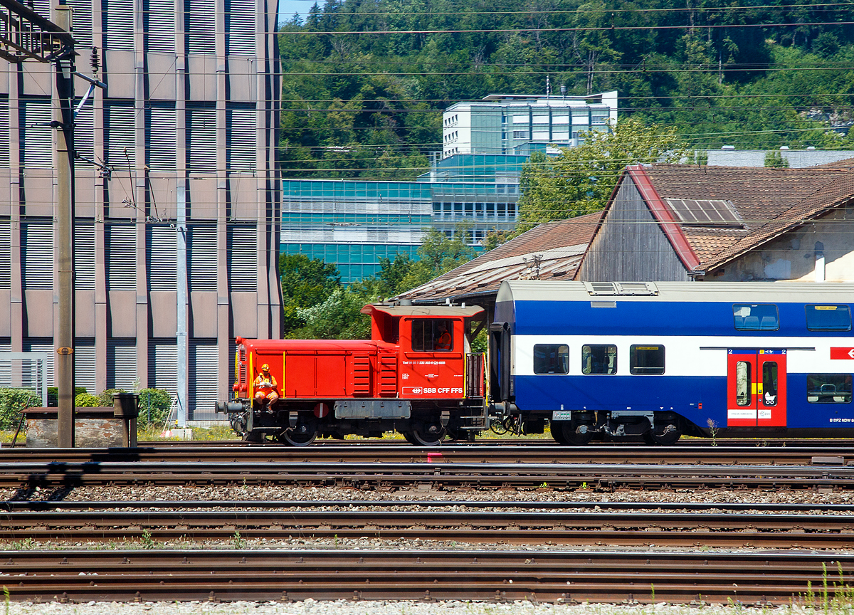 Die SBB Tmf 232 302-0 (Tmf 98 85 5 232 302-0 CH-SBB) rangiert am 11.07.2022 einige Personenwagen beim Bahnhof Olten (Aufnahme aus einem Zug durch die Scheibe).

Die dieselhydraulische Rangierlok (Rangiertraktor) wurde 1975 von Schweizerische Lokomotiv- und Maschinenfabrik (SLM) in Winterthur unter der Fabriknummer 5064 gebaut und als Tm IV 9665 an die Schweizerische Bundesbahnen (SBB / CFF / FFS) geliefert. Im Jahr 1999 ging sie an die SBB Infrastruktur. 

Im Jahr 2013 hat die SBB Infrastruktur das Retrofit von 15 Tm IV Rangierloks in Auftrag gegeben.  So wurde auch diese Lok 2013 einer umfassenden Modernisierung (Retrofit), im SBB Industriewerk Biel, unterzogen. So gehren unter anderem ein verbrauchsarmer Caterpillar-Dieselmotor, ein Partikelfilter, eine zustzliche Ladeluftkhlanlage, eine neue Fahrzeugsteuerung, eine neue Sicherheitssteuerung, Zugsicherungen, die Funkfernsteuerung und schlielich die nderung der Bordspannung von 36 auf 24 Volt zum Umfang dieser Modernisierung. Durch die Mglichkeit der Mehrfachtraktion sowie der Funkfernsteuerung ist ein effizienter und wirtschaftlicher Betrieb mglich. So werden die bereits ber 40-jhrigen Tm IV als Tmf 232.3 viele weitere Jahre Dienst auf dem Schweizer Schienennetz leisten knnen. Die Tmf 232.3 verfgen zustzlich, gegenber den Tm 232 ber eine Vielfachsteuerung, GSM-R Funk und Baufunk.

Fahrzeugrahmen
Eine sehr robuste geschweite Rahmenkonstruktion bildet das Grundgerst des Fahrzeuges, auf dem sich einerseits die Fhrerkabine, welche fest mit dem Rahmen verschweit ist, sowie alle notwendigen Unterlagen und Konsolen fr die Aufnahme der einzelnen Komponenten.
Die Unterseite besteht aus zwei massiven Lngstrgern, in welchen
die zwei Achshalter eingelassen sind und die Bremskomponenten
aufnehmen. Diese sehr robuste Konstruktion hat eine gute Krafteinleitung zur Folge.

An beiden Enden des Triebfahrzeuges befindet sich je eine Stirn-
platte, worauf die Puffer angeschraubt sind. Die Zugvorrichtung ist
mit einem Federelement ebenfalls an der Stirnplatte befestigt.

Zug- und Stossvorrichtung
Die Zugvorrichtung besteht aus dem Zughaken und einer Schraubenkupplung, bei der Tmf 232 ist zustzlich ist eine Rollwagenkupplung angebracht. Die Stovorrichtung besteht aus Puffern ohne Deformationselemente, welche direkt auf der Stirnplatte angeschraubt sind.

Fahrwerk
Das Fahrwerk besteht aus zwei Radstzen mit Scheibenrdern. Auf
der Auenseite der Achswellen sind die Achslagergehuse mit
Zylinderrollenlager angebracht. Die Achslagergehuse sind mittels Manganplatten im Achshalter gefhrt. Der Fahrzeugrahmen sttzt sich ber vier Blattfederpakete ohne Lastausgleich auf die Achslagergehuse ab.

Kraftbertragung
Das Drehmoment wird vom Motor mittels einer Kardanwelle auf das Voith-Turbowendegetriebe, dann auf das Verteilgetriebe und schlielich ber Kardanwellen auf die Achsen bertragen.

Turbowendegetriebe
Das Voith-Turbogetriebe ist ein vollautomatisch arbeitendes, hydrodynamisches Strmungsgetriebe fr die Kraftbertragung zwischen Dieselmotor und Triebachsen. Es besteht im Wesentlichen aus zwei hydrodynamischen Wandlern, bei welchen die Kraftbertragung durch die Massenkrfte einer Betriebsflssigkeit (Minerall) erfolgt.

Die zwei hydrodynamischen Wandler und bestehen aus je
einem Pumpenrad, Turbinenrad und feststehendem Leitrad. Im
Pumpenrad wird die vom Dieselmotor abgegebene mechanische Energie in Strmungsenergie umgewandelt. Im nachfolgenden Turbinenrad wird durch Verzgerung und Umlenkung der
Flssigkeitsmae wieder mechanische Energie zurckgewonnen.
Das im Turbinenrad entstehende Drehmoment ist abhngig vom
Grad der Umlenkung der Betriebsflssigkeit. Die Umlenkung und
damit das Turbinendrehmoment ist bei festgehaltener Turbine am
grten und fllt mit zunehmender Turbinendrehzahl ab. Das
Leitrad als dritter Hauptbestandteil eines hydrodynamischen
Wandlers hat die Aufgabe, die Zulaufrichtung zum Pumpenrad
unabhngig von der Abstrmrichtung des Turbinenrades konstant
zu halten, so dass die Leistungsaufnahme des Pumpenrades von
der Turbinendrehzahl nicht beeinflusst wird. Das Leitrad ermglicht
auf diese Weise eine Drehmomentwandlung und nimmt das Differenzmoment zwischen Pumpenrad und Turbinenrad auf.

Motor
Der Dieselmotor ist ein wassergekhlter, verbrauchsarmer Caterpillar- 6 Zylinder-Viertakt-Dieselmotor mit Ladeluftkhlung (Industriemotor), welcher bei 1.600 U/min eine Leistung von 280 kW abgibt. Er erfllt die Euro-III<A Norm bezglich den Abgaswerten. 


Technische Daten des Dieselmotores:
Fabrikat: Caterpillar vom Typ C13 Acert
Khlung: Wasser
Arbeitsverfahren: Viertakt
Verbrennungsverfahren :Direkteinspritzung
Aufladung:  Abgas-Turboaufladung mit Luft-Luft-Ladeluftkhlung
Zylinderzahl / Bauform:  6-Zylinder Reihen-Motor
Verdichtungsverhltnis 17,3:1
Kolbendurchmesser / -hub: 130 mm / 157 mm
Hubraum: 12,5 Liter
Motorgewicht: 1.350 kg
Leerlaufdrehzahl:  600 U/min
Maximale Drehzahl: 1.600 U/min
Maximales Drehmoment: 1.897 Nm bei 1.400 U/min
Abgasanlage Partikelfilte

Der Dieselmotor ist ber elastische Gummilager auf dem Fahrzeugrahmen montiert. Die beiden Brennstofftanks mit total ca. 850
Liter Inhalt sind im Untergestell montiert. Die Abgasanlage inkl. Partikelfilter und Kompensatoren wird durch
den Vorbau und die Kabinenstirnwand gefhrt

Abgasanlage
Die Triebfahrzeuge sind mit einem Partikelfilter ausgerstet, der
anstelle eines Schalldmpfers in die Abgasleitung eingebaut ist. Der
Filter enthlt eine Filterzelle aus Siliziumkarbid-Waben und ist fr die
Reinigung der motorischen Abgase aus Diesel-Verbrennungsmotoren ausgelegt. Alle dem Abgasstrom ausgesetzten Teile sind in
Edelstahl ausgefhrt. Damit werden auch bei hohen Temperaturen
Korrosionsschden verhindert.

Prinzip des Partikelfilters
Das Abgas strmt von der Rohgasseite in die Filterzelle aus Siliziumkarbid, lagert die Partikelfracht an der Zelle ab und durchstrmt
die Zellwand zur Reingasseite. Der Filter darf bei Abgastemperaturen bis zu 600C eingesetzt werden. Der Betrieb des Rupartikelfilters luft komplett selbststndig ab. Die Filtermodule verfgen ber eine katalytische Beschichtung, welche die Abbrandtemperatur je nach Rufracht der aufgefangenen Rupartikel auf unter 300C bringt

Bremsen
Das Triebfahrzeug verfgt ber die folgenden Bremssysteme:
• eine direkt wirkende, elektropneumatische Rangierbremse
• eine indirekt auf die Anhngelast wirkende Anhngerbremse
• eine elektropneumatisch gesteuerte Festhaltebremse
• eine elektropneumatisch gesteuerte Schleuderbremse
• eine Nachbremse
• eine Handbremse

Die Bremsen werden elektropneumatisch gesteuert. Je Fahrzeugseite ist ein Bremszylinder mit dazugehrigem Gleitschutzventil und Bremsgestnge angeordnet. Jedes Rad wird beidseitig durch je einen Bremsklotz gebremst. Die Bremsklotzabntzung wird durch
einen Bremsgestngesteller (Stopex) je Bremszylinder ausgeglichen.

Rangierbremse
Die Rangierbremse wirkt nur auf das Triebfahrzeug und ist als
direkte Bremse ausgefhrt. Die direkte Bremse wird mit dem Fahr-
/ Bremshebel bettigt. Ein Druckregler begrenzt den Druck auf hchstens 3,5 bar. Die Rangierbremse kann nicht ausgeschaltet werden

TECHNISCHE DATEN:
Spurweite: 1.435 mm
Achsfolge: B (2/2)
Lnge ber Puffer: 7.670 mm
Achsstand: 3.570 mm
Treibraddurchmesser: 950 mm (neu) / 870 mm (abgenutzt)
Breite: 3.150 mm
Hhe: 4.200 mm
Gewicht: 30 t
Leistung Dieselmotor:  280 kW
Max. Drehmoment Dieselmotor: 1.870 Nm
Maximale Anfahrzugkraft am Rad: 90 kN
Dauerzugkraft am Rad: 60 kN
Hchstgeschwindigkeit: 30 km/h (Rangiergang) / 60 km/h (Streckengang), geschleppt 80 km/h
Kleinster befahrbarer Kurvenradius: 35 m
Brennstoffvorrat: 850 l
Bremsgewicht. 30 t
Handbremsgewicht: 10 t
