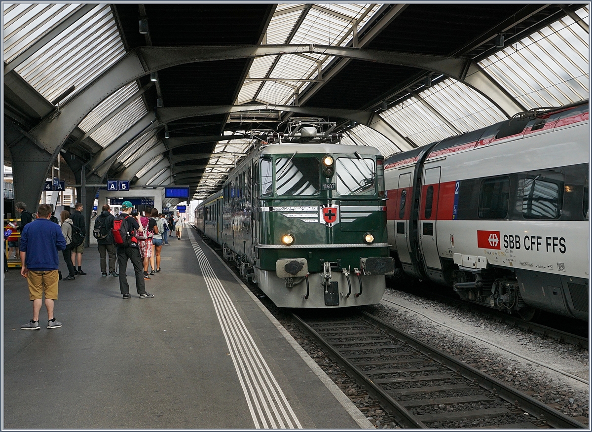 Die schön gepflegte SBB Ae 6/6 11407 vom Verein Mikado 1244 erreicht mit ihren Kurswagen von Schaffhausen Zürich HB.
24. Juni 2018