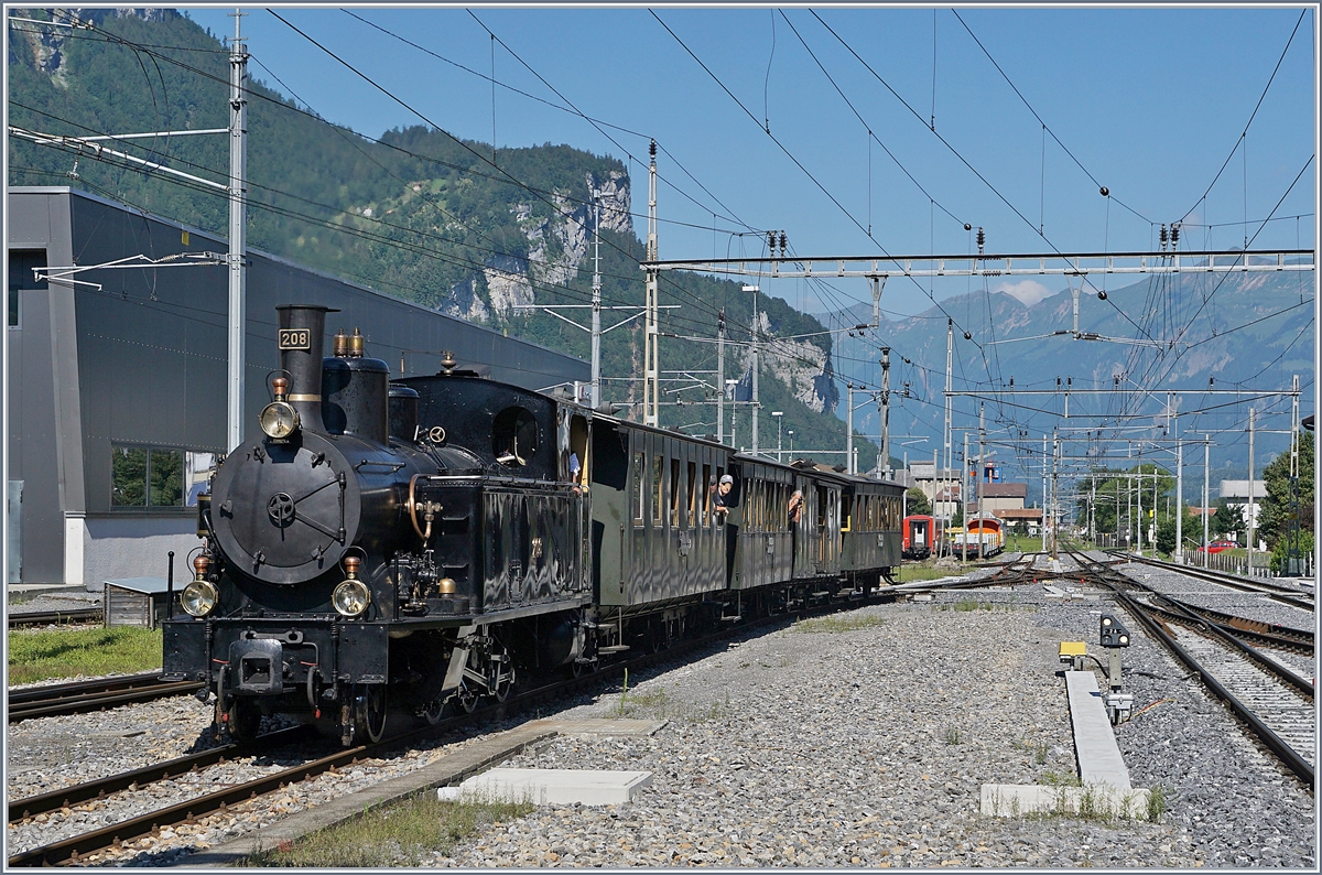 Die schöne SBB Brünig Bahn Tallok G 3/4 208 der Ballenberg Dampfbahn rollt im Rahmen der Schweizer Dampftage Brienz 2018 in den Bahnhof von Meiringen.
30. Juni 2018