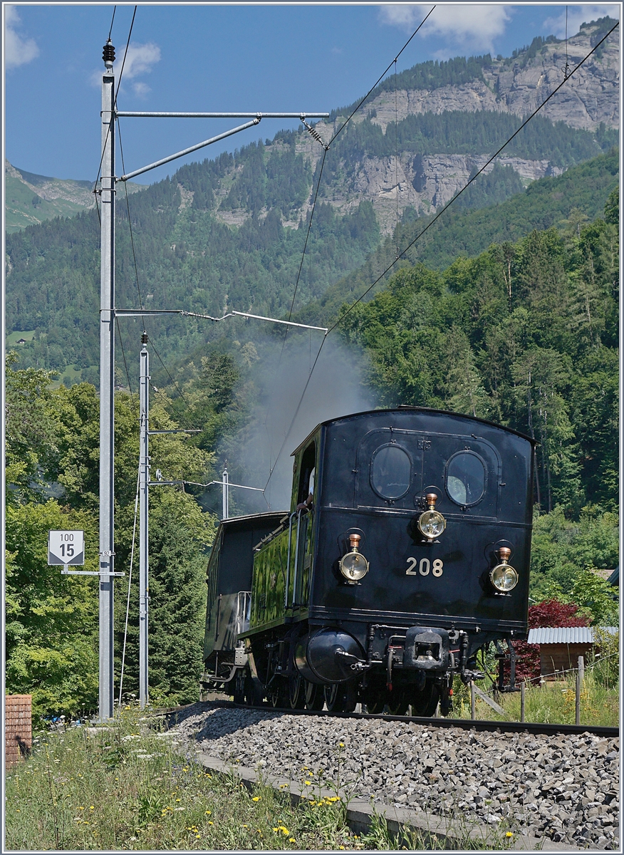 Die schöne SBB Brünig Bahn Tallok G 3/4 208 der Ballenberg Dampfbahn auch von der Tenderseite her einen gewissen Charme, hier auf der Fahrt nach Meiringen kurz nach der Abfahrt in Brienz. 

Schweizer Dampftage Brienz 2018

30. Juni 2018