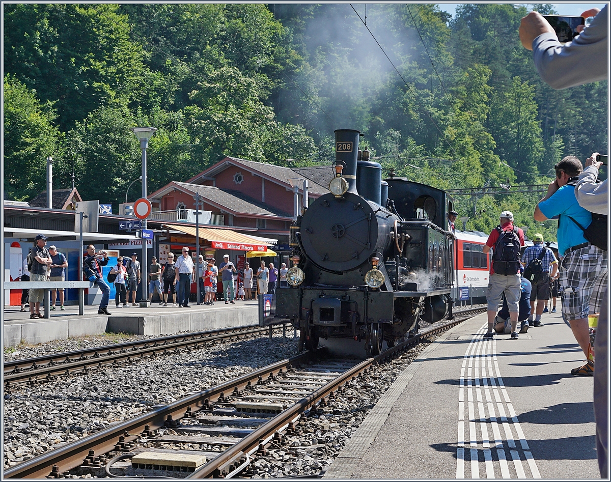 Die schöne SBB Brünig Bahn Tallok G 3/4 208 der Ballenberg Dampfbahn rangiert in Brienz zum Umfahren ihres Zugs der anschließend wieder nach Meiringen zurück fährt.

Schweizer Dampftage Brienz 2018 

30. Juni 2018
