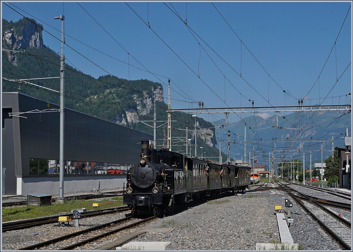 Die schöne SBB Brünig Bahn Tallok G 3/4 208 der Ballenberg Dampfbahn rollt im Rahmen der Schweizer Dampftage Brienz 2018 in den Bahnhof von Meiringen. 

30. Juni 2018