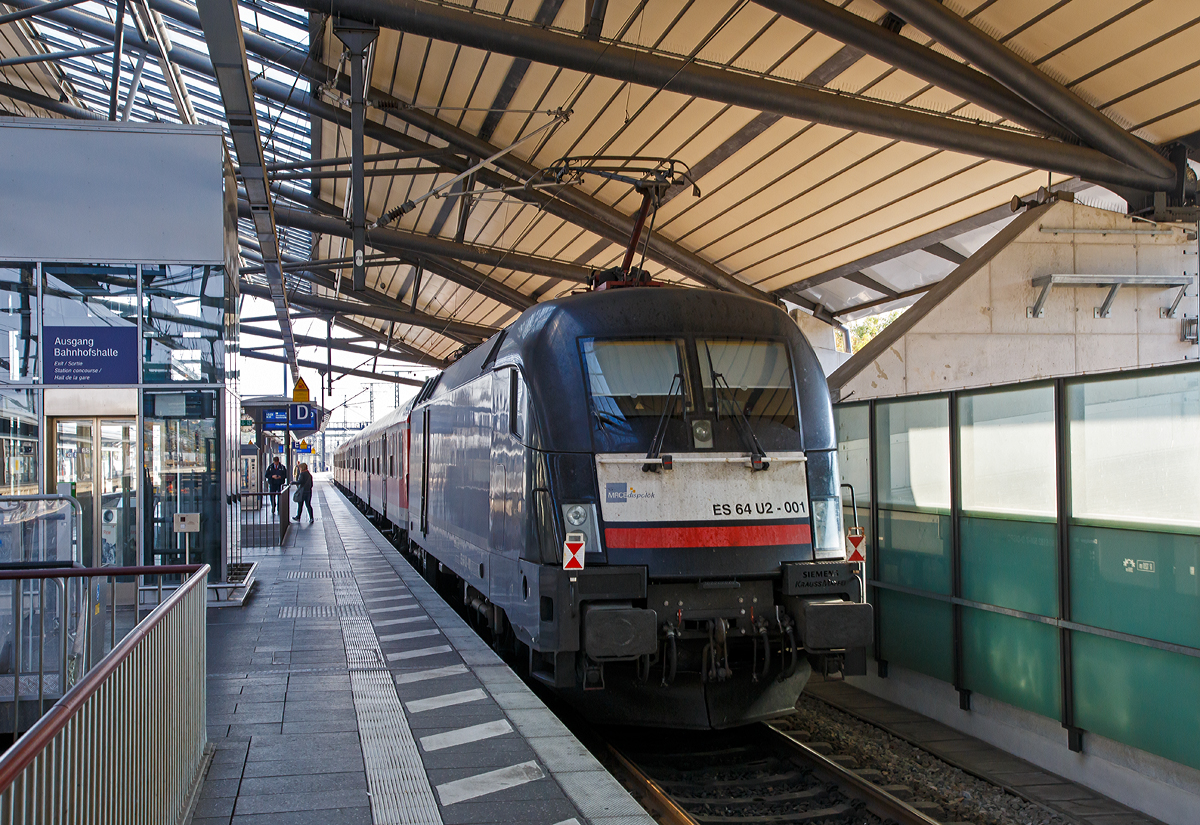 
Die schwarze an die DB Regio vermietete MRCE Dispolok ES 64 U2-001 / LZB 182 501-7 (91 80 6182 501-7 D-DISPO) schiebt am 05.10.2015, den aus y-Wagen bestehenden RB 20 (Eisenach – Erfurt – Weimar – Naumburg –  Halle), vom Hbf Erfurt weiter in Richtung Halle. Interssant ist hier das die Lok keine roten Schlussleuchten verwendet, sonder das Signal Zg 3 - Schlußsignal.

Die Lok wurde 2001 von Siemens in München unter der Fabriknummer 20557 für die Siemens Dispolok GmbH (heute MRCE) gebaut.