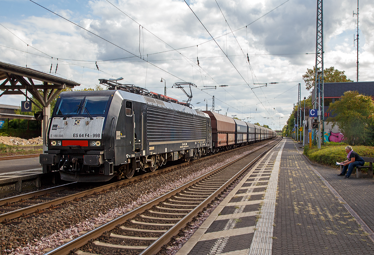 
Die schwarze MRCE Dispolok ES 64 F4-998 bzw. E 189 098-7 (91 80 6189 098-7 D-DISPO) fhrt am 15.09.2018 mit einem lagen und leeren Kohlezug durch den Bahnhof Bonn-Beuel in Richtung Norden.