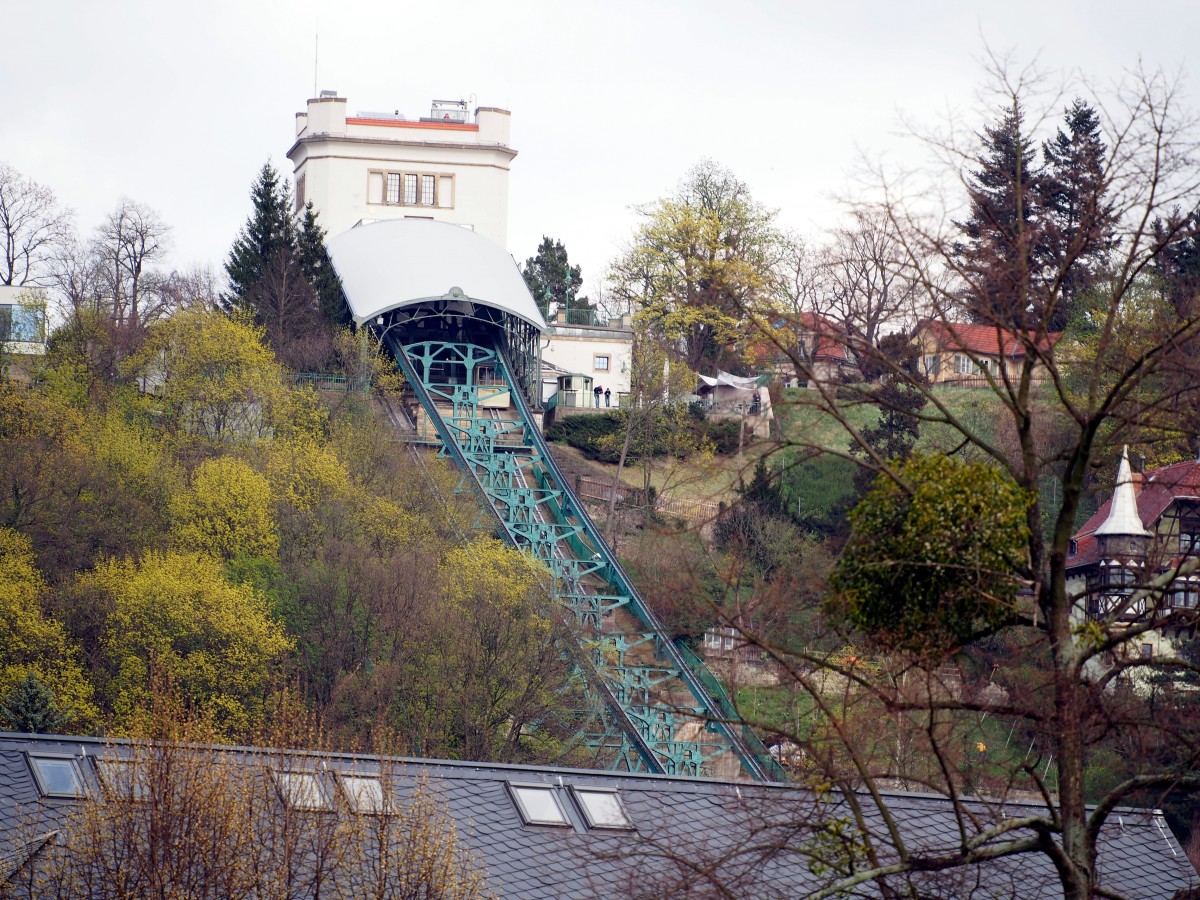Die Schwebebahn Dresdenmit Bergstation von der Elbbrcke Blaues Wunder aus gesehen, am 18.04.2015.