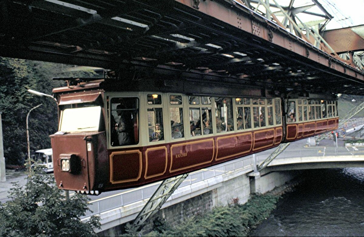 Die Schwebebahn in Wuppertal am 16.10.1982. Der historische Kaiserwagen über der Wupper.