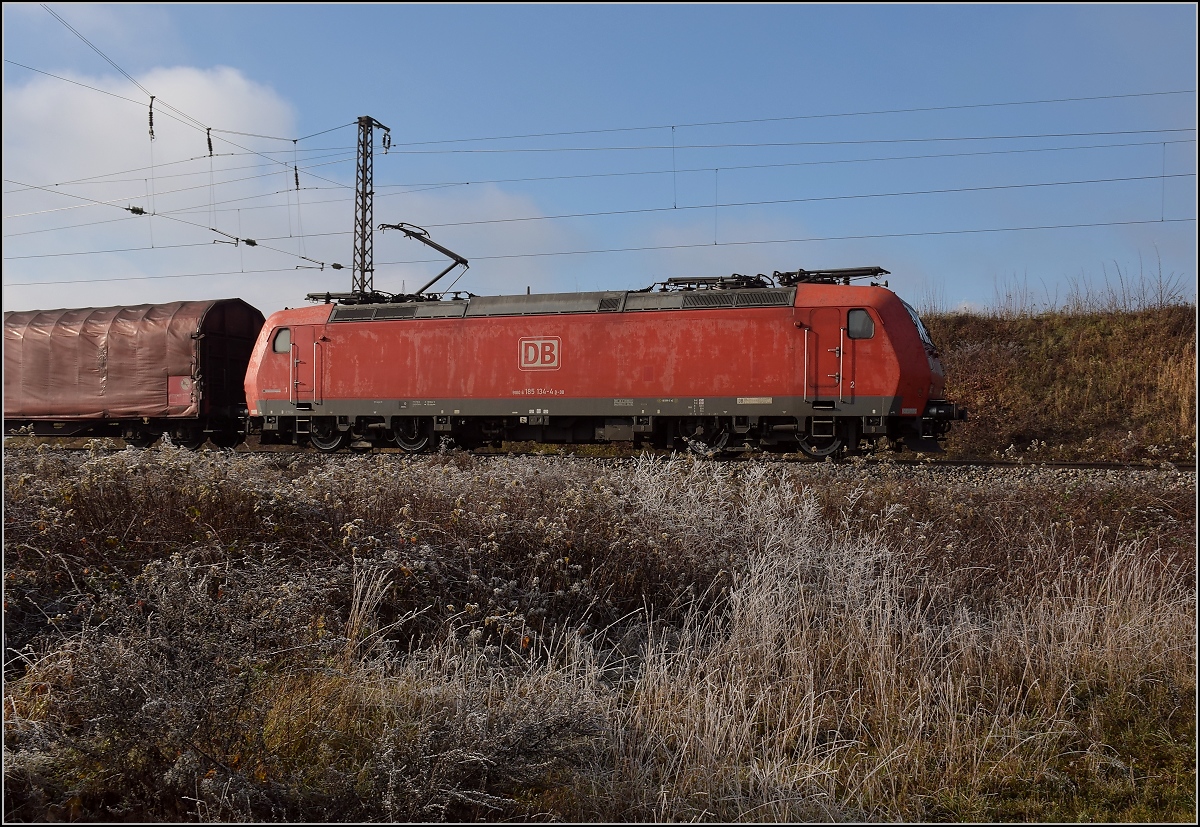 Die schweizgängige 185 136 auf dem Weg nach Norden. Schliengen, Dezember 2018.