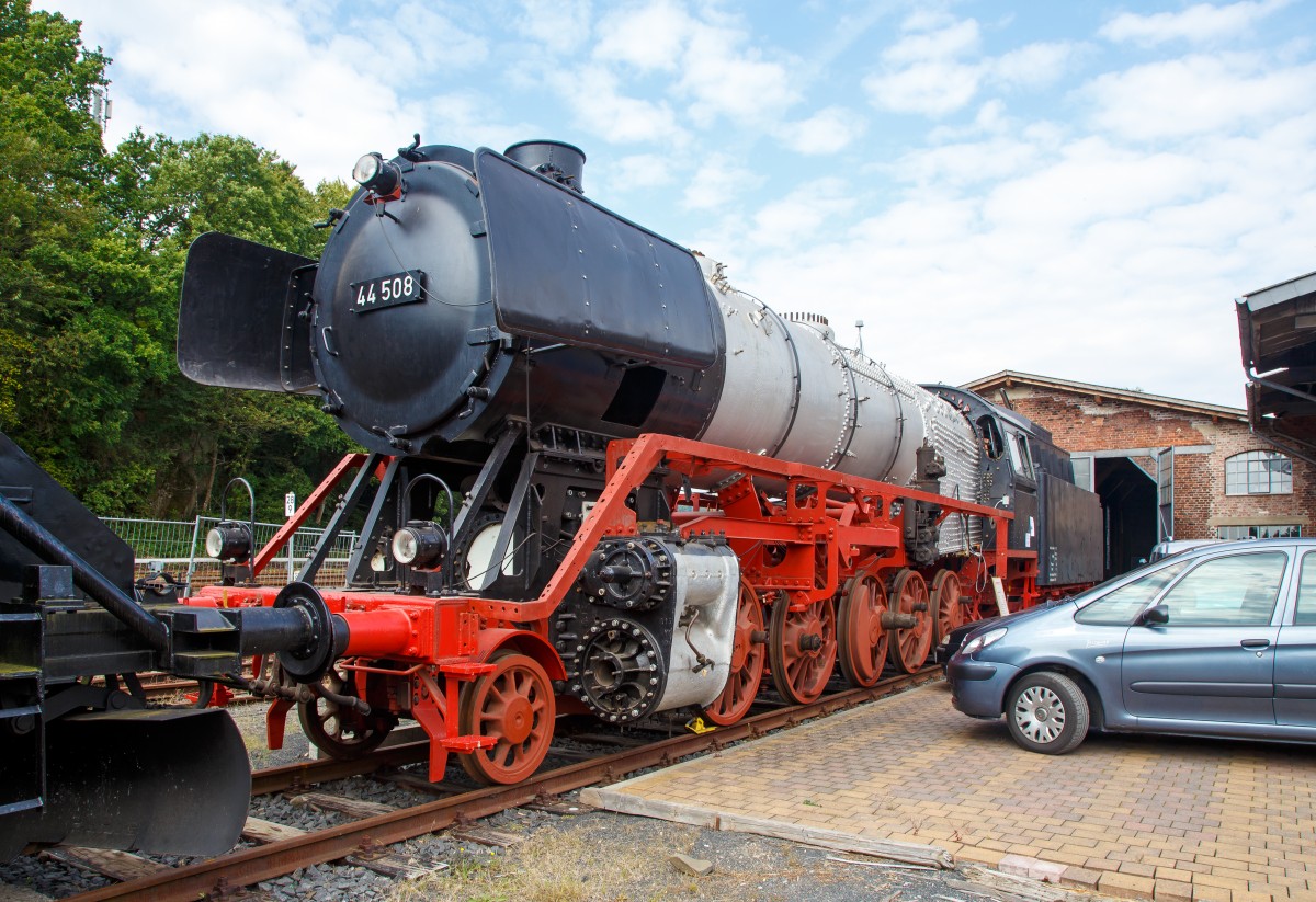 
Die schwere Güterzug-Dampflokomotive 44 508, ex DB 044 508-0, steht am 12.09.2015 vor dem Lokschuppen vom Erlebnisbahnhof Westerwald der Westerwälder Eisenbahnfreunde 44 508 e. V. hier war Museumstag. Die Lok ist Eigentum vom DB-Museum und eine Leihgabe an die Eisenbahnfreunde, die nach ihr ihren Verein genannt haben. Wie man sieht, gibt es noch viel zu tun bis sie wieder im alten Glanz erstrahlen kann.

Die Dampflokomotive 44 508 wurde im Jahr 1941 von der Lokomotivfabrik Krauss-Maffei in München unter der Fabriknummer 16113 gebaut und an die DR geliefert. Nach dem Krieg blieb sie im Westen und wurde so 1949 als 44 508 in den Bestand der Deutsche Bundesbahn aufgenommen, mit der Einführung des EDV-Nummernschemas wurde sie zum 01.01.1968 in 044 508-0 umgezeichnet.
Bis zu ihrer Außerdienststellung im Jahre 1977 legte sie eine Strecke von über 1.9 Millionen Kilometern zurück.