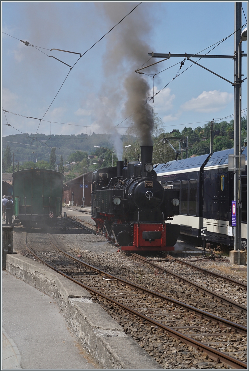 Die SEG G 2x 2/2 105 der Blonay-Chamby Bahn rangiert sich in Blonay an ihrem Zug, der Blonay in einigen Minuten in Richtung Chamby verlassen wird. 

21. Mai 2021
